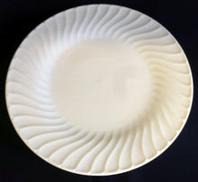 Lade das Bild in den Galerie-Viewer, SPEISETELLER - Porzellan, Wellenartig Einfärbiges Dekor
