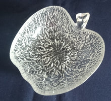 Lade das Bild in den Galerie-Viewer, SÜßIGKEITENSCHALE - Hartglas, Apfelform Geriffeltes Abstraktes Schliff Dekor
