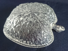 Lade das Bild in den Galerie-Viewer, SÜßIGKEITENSCHALE - Hartglas, Apfelform Geriffeltes Abstraktes Schliff Dekor
