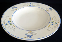 Lade das Bild in den Galerie-Viewer, SUPPENTELLER - Keramik / Steingut, Rand Linien Gänse Blumen Blüten Schleife Korb Motiv Dekor
