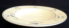 Lade das Bild in den Galerie-Viewer, SUPPENTELLER - Keramik / Steingut, Rand Linien Gänse Blumen Blüten Schleife Korb Motiv Dekor
