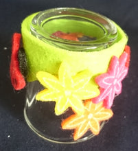 Lade das Bild in den Galerie-Viewer, 2er Set TEELICHTGLÄSER - Hartglas &amp; Filz, Wiesenblumen Blüten Marienkäfer Motiv Dekor (G)
