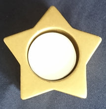 Lade das Bild in den Galerie-Viewer, WEIHNACHTLICHER TEELICHTHALTER - Keramik / Steingut, Sternform Motiv Dekor (G)
