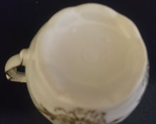 Lade das Bild in den Galerie-Viewer, TEETASSE "Zum Geburtstag" - Porzellan, Goldrand Luftballons Girlanden Blumenblüten Schriftzug Aufschrift Dekor
