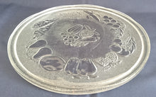 Lade das Bild in den Galerie-Viewer, TORTEN- / BEILAGENPLATTE - Hartglas, Runde Form, Obst Gemüse Trauben Kirschen Erdbeeren Karotten etc Motiv Schliff Dekor
