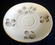 Lade das Bild in den Galerie-Viewer, UNTERTASSE - Porzellan, Goldrand Blumen Blüten Pflanzen Abstrakt Muschel Motiv Dekor
