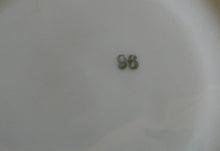 Lade das Bild in den Galerie-Viewer, UNTERTASSE - Porzellan, Goldrand Blumen Blüten Pflanzen Abstrakt Muschel Motiv Dekor
