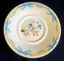 Lade das Bild in den Galerie-Viewer, 2er Set UNTERTASSEN "Porcelain Collection" - Porzellan, Ländliches Gänse Schleifen Motiv Dekor
