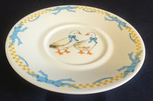 Lade das Bild in den Galerie-Viewer, 2er Set UNTERTASSEN "Porcelain Collection" - Porzellan, Ländliches Gänse Schleifen Motiv Dekor
