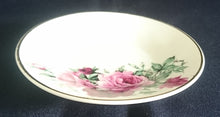 Lade das Bild in den Galerie-Viewer, UNTERTASSE - Porzellan, Rosen Blumenstrauß Goldrand Dekor
