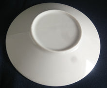 Lade das Bild in den Galerie-Viewer, UNTERTASSE - Porzellan, Rosen Blumenstrauß Goldrand Dekor
