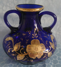 Lade das Bild in den Galerie-Viewer, AMPHORENVASE - Hartglas, Handbemalt, Blumen Blüten Goldrand Dekor
