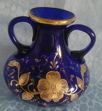 Lade das Bild in den Galerie-Viewer, AMPHORENVASE - Hartglas, Handbemalt, Blumen Blüten Goldrand Dekor
