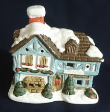 Lade das Bild in den Galerie-Viewer, WEIHNACHTSDEKORATION FACHWERKHAUS - Keramik / Steingut, Fachwerk Scheunen Haus Büsche Busch Tannen Schnee Dekor (G)
