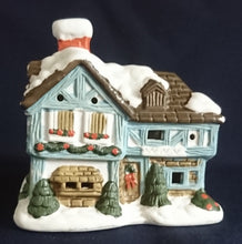 Lade das Bild in den Galerie-Viewer, WEIHNACHTSDEKORATION FACHWERKHAUS - Keramik / Steingut, Fachwerk Scheunen Haus Büsche Busch Tannen Schnee Dekor (G)
