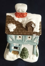 Lade das Bild in den Galerie-Viewer, WEIHNACHTSDEKORATION FACHWERKHAUS - Keramik / Steingut, Fachwerk Scheunen Haus Büsche Busch Tannen Schnee Dekor (G)
