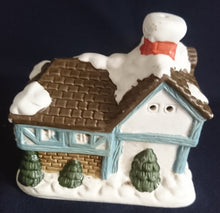 Lade das Bild in den Galerie-Viewer, WEIHNACHTSDEKORATION FACHWERKHAUS - Keramik / Steingut, Fachwerk Scheunen Haus Büsche Busch Tannen Schnee Dekor (G)
