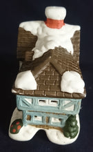 Lade das Bild in den Galerie-Viewer, WEIHNACHTSDEKORATION FACHWERKHAUS - Keramik / Steingut, Fachwerk Scheunen Haus Büsche Busch Tannen Schnee Dekor (G)
