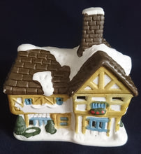 Lade das Bild in den Galerie-Viewer, WEIHNACHTSDEKORATION FACHWERKHAUS - Keramik / Steingut, Fachwerk Scheunen Haus Büsche Busch Schnee Dekor (G)
