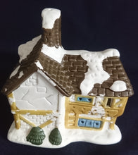 Lade das Bild in den Galerie-Viewer, WEIHNACHTSDEKORATION FACHWERKHAUS - Keramik / Steingut, Fachwerk Scheunen Haus Büsche Busch Schnee Dekor (G)

