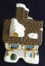 Lade das Bild in den Galerie-Viewer, WEIHNACHTSDEKORATION FACHWERKHAUS - Keramik / Steingut, Fachwerk Scheunen Haus Büsche Busch Schnee Dekor (G)
