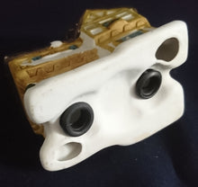 Lade das Bild in den Galerie-Viewer, WEIHNACHTSDEKORATION FACHWERKHAUS - Keramik / Steingut, Fachwerk Scheunen Haus Büsche Busch Schnee Dekor (G)
