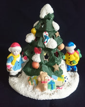 Lade das Bild in den Galerie-Viewer, TEELICHTHALTER WEIHNACHTSDEKORATION - Keramik / Steingut, Weihnachtsbaum Schmuck Schnee Leute Menschen Geschenke Dekor (G)
