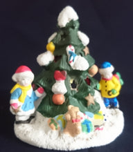 Lade das Bild in den Galerie-Viewer, TEELICHTHALTER WEIHNACHTSDEKORATION - Keramik / Steingut, Weihnachtsbaum Schmuck Schnee Leute Menschen Geschenke Dekor (G)
