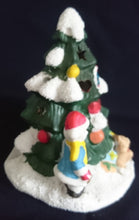 Lade das Bild in den Galerie-Viewer, TEELICHTHALTER WEIHNACHTSDEKORATION - Keramik / Steingut, Weihnachtsbaum Schmuck Schnee Leute Menschen Geschenke Dekor (G)
