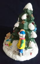 Lade das Bild in den Galerie-Viewer, TEELICHTHALTER WEIHNACHTSDEKORATION - Keramik / Steingut, Weihnachtsbaum Schmuck Schnee Leute Menschen Geschenke Dekor (G)
