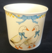 Lade das Bild in den Galerie-Viewer, 2er Set MILCHKÄNNCHEN &amp; ZUCKERDOSE OHNE DECKEL "Porcelain Collection" - Porzellan, Ländliches Gänse Schleifen Motiv Dekor
