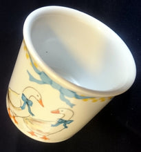 Lade das Bild in den Galerie-Viewer, 2er Set MILCHKÄNNCHEN &amp; ZUCKERDOSE OHNE DECKEL "Porcelain Collection" - Porzellan, Ländliches Gänse Schleifen Motiv Dekor
