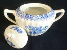 Lade das Bild in den Galerie-Viewer, ZUCKERDOSE MIT DECKEL - Porzellan, China Blau Goldrand Relief Dekor
