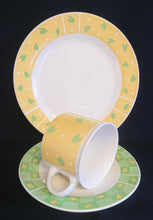 Lade das Bild in den Galerie-Viewer, DESSERTTELLER - Porzellan, Blätter Punkte Abstrakt Dekor
