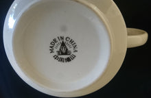 Lade das Bild in den Galerie-Viewer, KAFFEETASSE - Porzellan, Blätter Punkte Abstrakt Dekor
