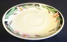 Lade das Bild in den Galerie-Viewer, UNTERTASSE - Porzellan, Blumenblüten Pflanzen Motiv Dekor
