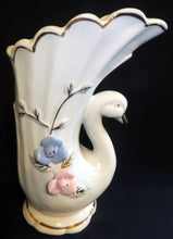 Lade das Bild in den Galerie-Viewer, BLUMENVASE - Porzellan, Blumen Pflanzen Schwan Tier Form Dekor
