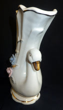 Lade das Bild in den Galerie-Viewer, BLUMENVASE - Porzellan, Blumen Pflanzen Schwan Tier Form Dekor
