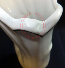 Lade das Bild in den Galerie-Viewer, BLUMENVASE - Porzellan, Blumen Pflanzen Schwan Tier Form Dekor
