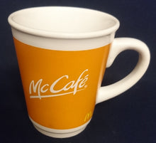 Lade das Bild in den Galerie-Viewer, KAFFEETASSE "Mc Cafe" - Keramik / Steingut, Mc Cafe Espressionist Schriftzug Mc Donalds Zeichen Motiv Dekor
