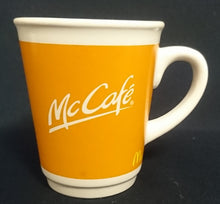 Lade das Bild in den Galerie-Viewer, KAFFEETASSE "Mc Cafe" - Keramik / Steingut, Mc Cafe Espressionist Schriftzug Mc Donalds Zeichen Motiv Dekor
