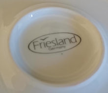 Lade das Bild in den Galerie-Viewer, KAFFEEKANNE MIT DECKEL &quot;Friesland&quot; - Porzellan, Abstraktes Geometrisches Linien Dekor
