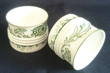 Lade das Bild in den Galerie-Viewer, EIERBECHER "Sekunda Jeverland Reepsholt"- Porzellan, Relief Pflanzen Wappen Dekor
