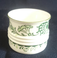 Lade das Bild in den Galerie-Viewer, EIERBECHER "Sekunda Jeverland Reepsholt"- Porzellan, Relief Pflanzen Wappen Dekor
