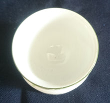 Lade das Bild in den Galerie-Viewer, EIERBECHER "Sekunda Jeverland Reepsholt"- Porzellan, Relief Pflanzen Wappen Dekor
