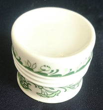 Lade das Bild in den Galerie-Viewer, EIERBECHER "Sekunda Jeverland Reepsholt"- Porzellan, Relief Pflanzen Wappen Dekor
