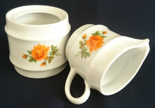 Lade das Bild in den Galerie-Viewer, MILCHKÄNNCHEN - Porzellan, Flora Pflanzen Rosenblumen Blüten Motiv Relief Rand Dekor
