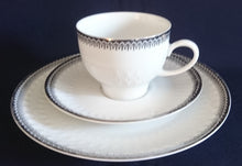 Lade das Bild in den Galerie-Viewer, KAFFEETASSE - Porzellan, Platinrand Abstrakter Geometrisches Muster Relief Dekor
