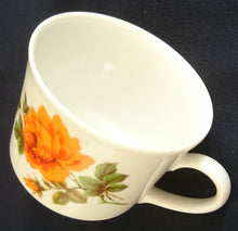 Lade das Bild in den Galerie-Viewer, KAFFEETASSE - Porzellan, Flora Blumen Blüten Rosen Knospen Pflanzen Motiv Dekor
