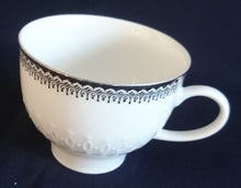 Lade das Bild in den Galerie-Viewer, 2er KAFFEEGEDECK - Porzellan, Platinrand Abstrakter Geometrisches Muster Relief Dekor
